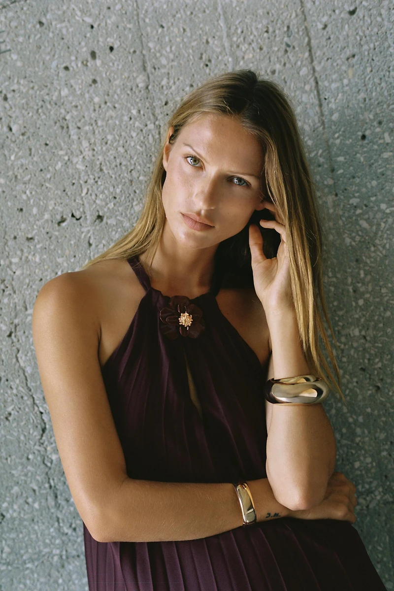 PLEATED MIDI DRESS WITH FLORAL BROOCH