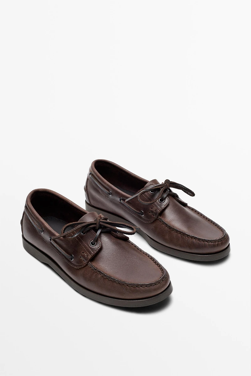 Oiled leather boat shoe