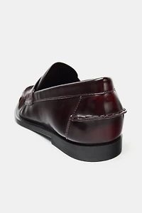 PATENT EFFECT LOAFERS