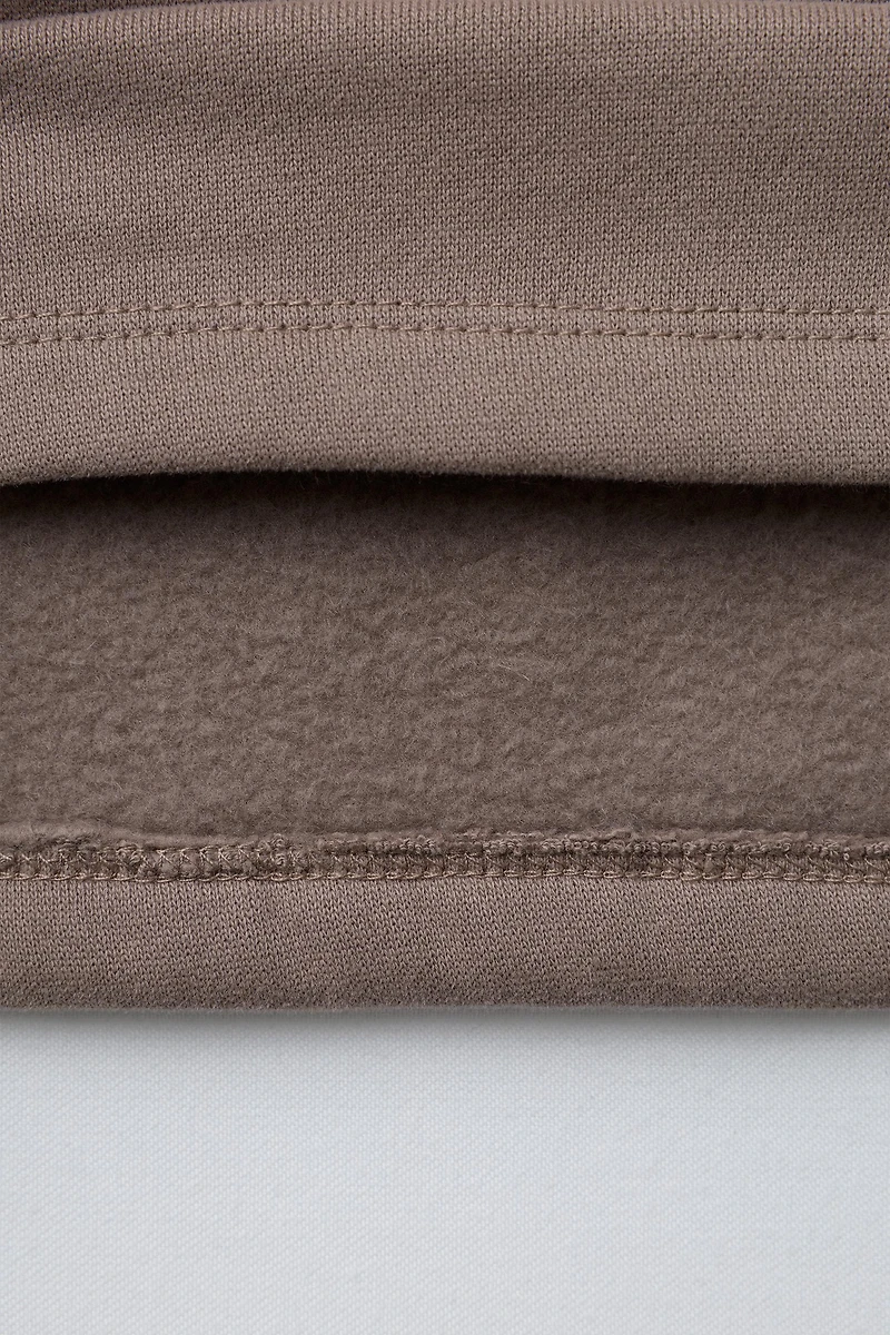 SWEAT À INSCRIPTION ET LOGO EN RELIEF