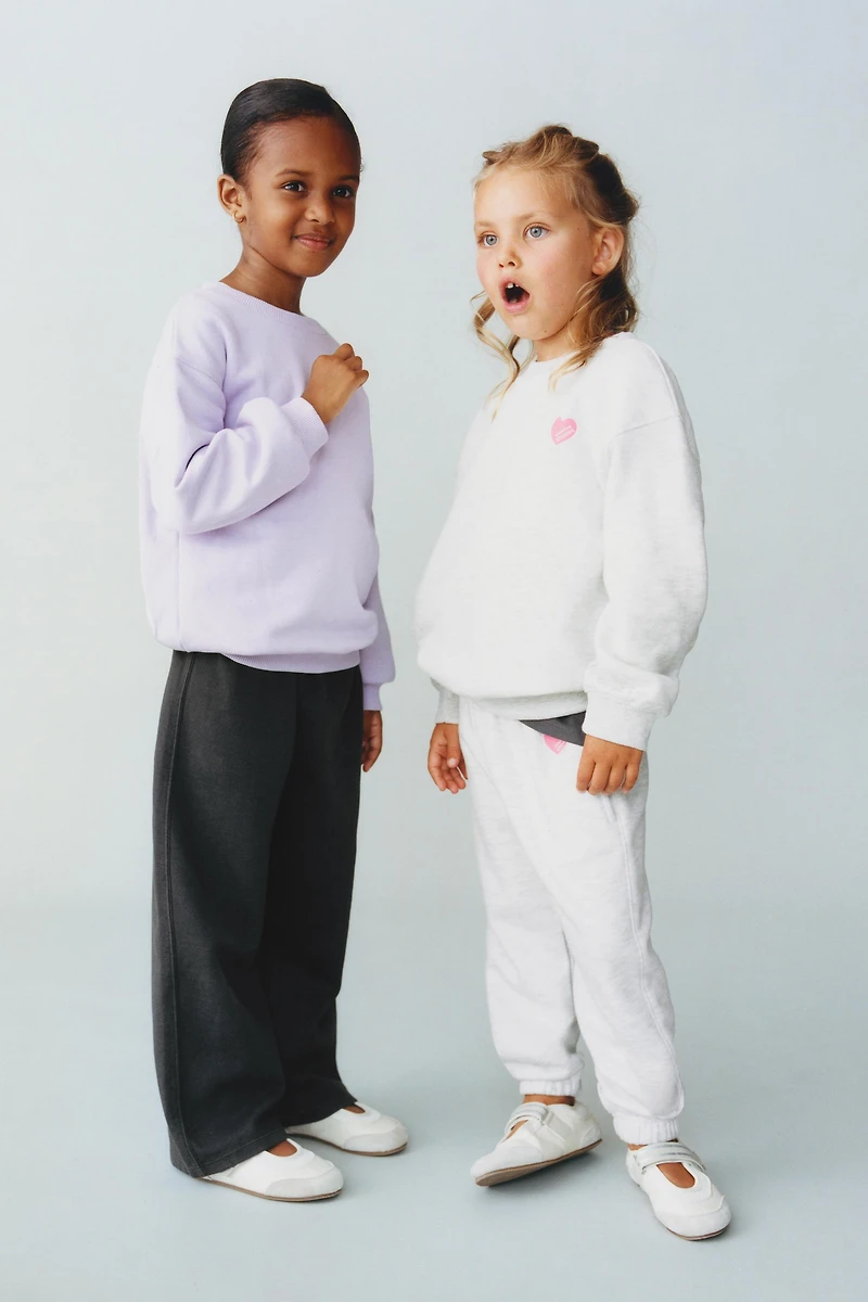 BASIC HEART SWEATSHIRT