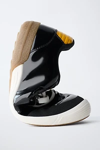 SOCCER SNEAKERS