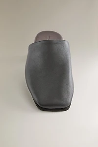 CHAUSSONS OUVERTS À L’ARRIÈRE CUIR