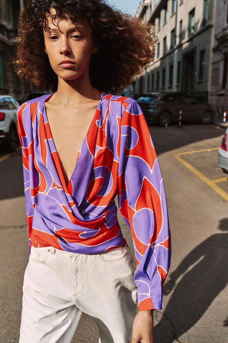 CHEMISE SATINÉE IMPRIMÉE AVEC ÉPAULETTES