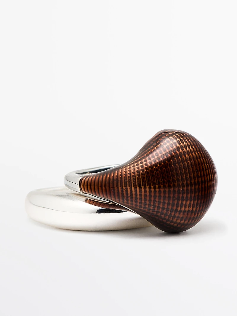 Set of textured enamelled rings