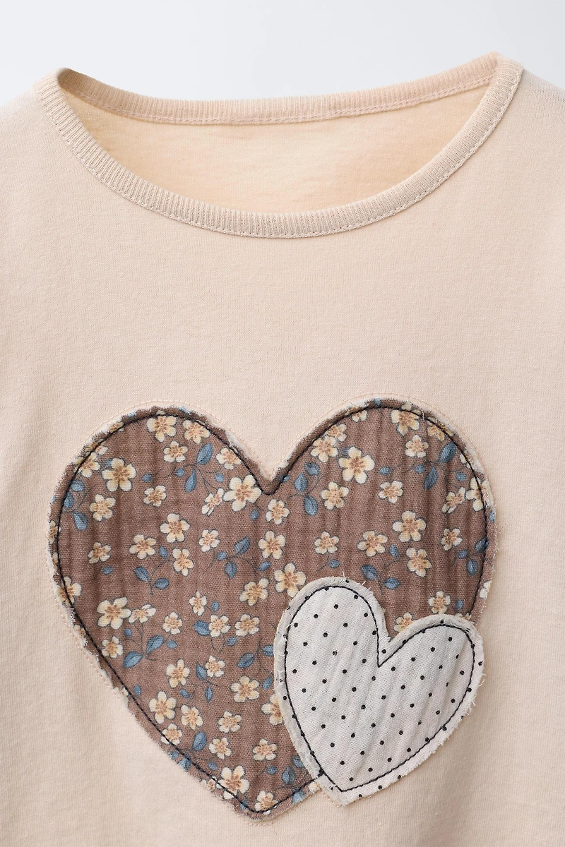 T-SHIRT AVEC INSCRIPTION ET PIÈCES
