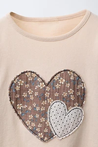 T-SHIRT AVEC INSCRIPTION ET PIÈCES