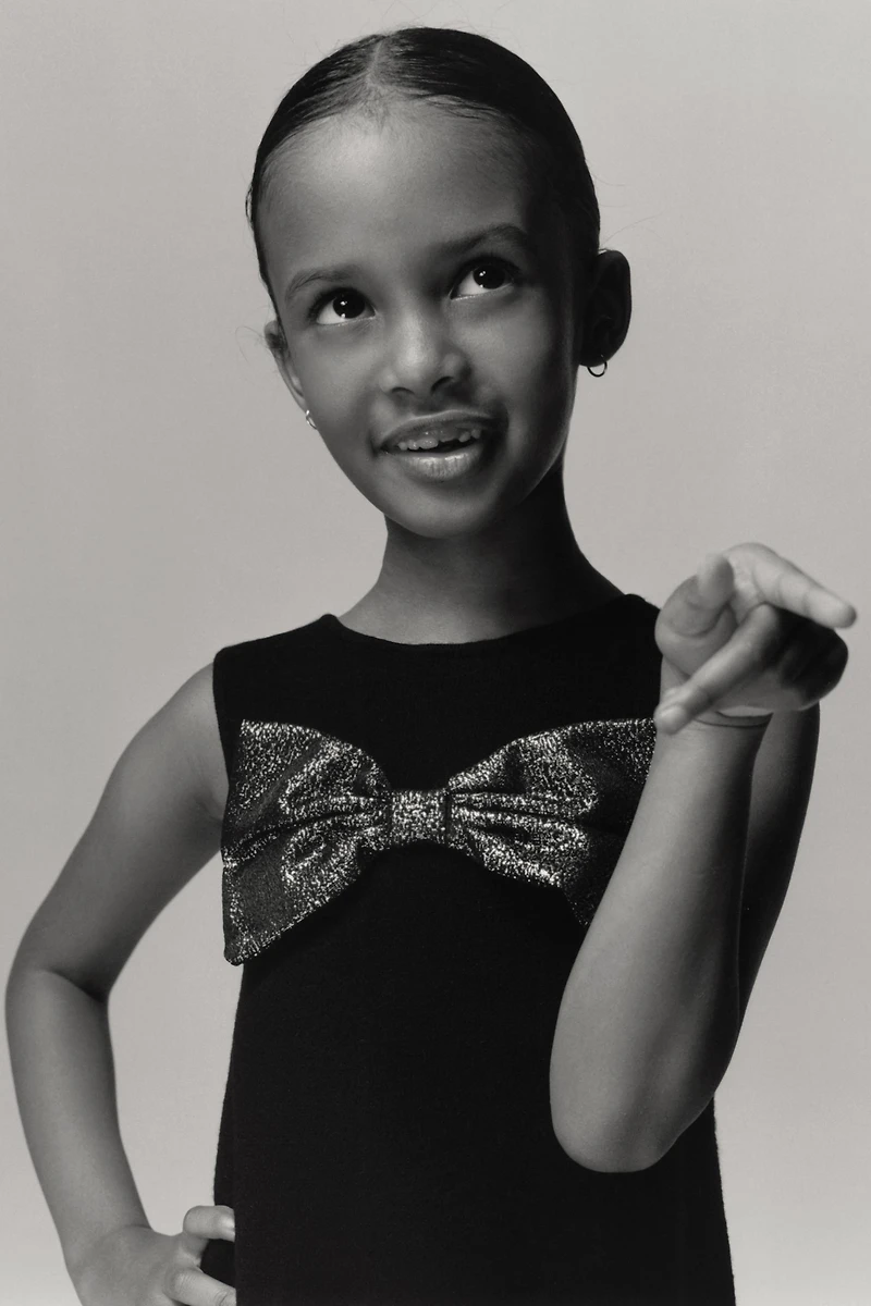 ROBE EN MAILLE AVEC NŒUD ET PAILLETTES