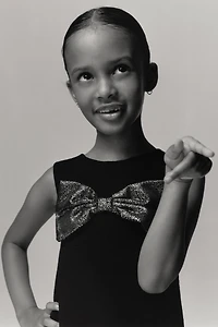 ROBE EN MAILLE AVEC NŒUD ET PAILLETTES