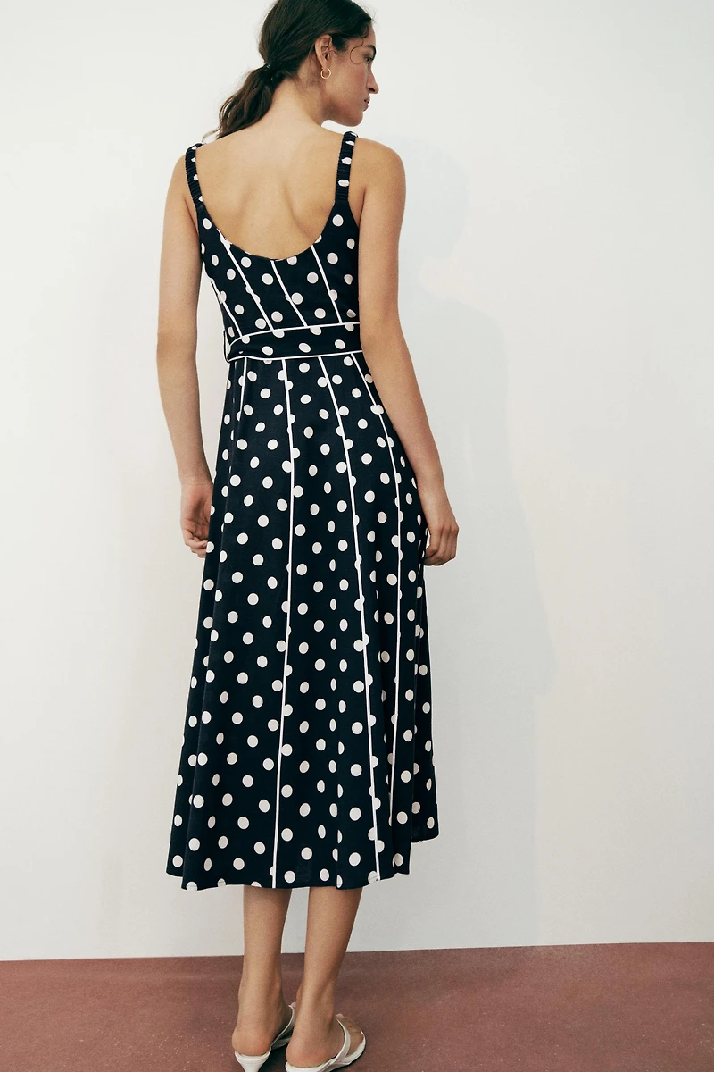 ROBE MI-LONGUE À POIS ET CEINTURE