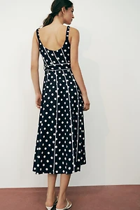 ROBE MI-LONGUE À POIS ET CEINTURE