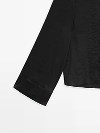 Flowing shirt with stand-up collar