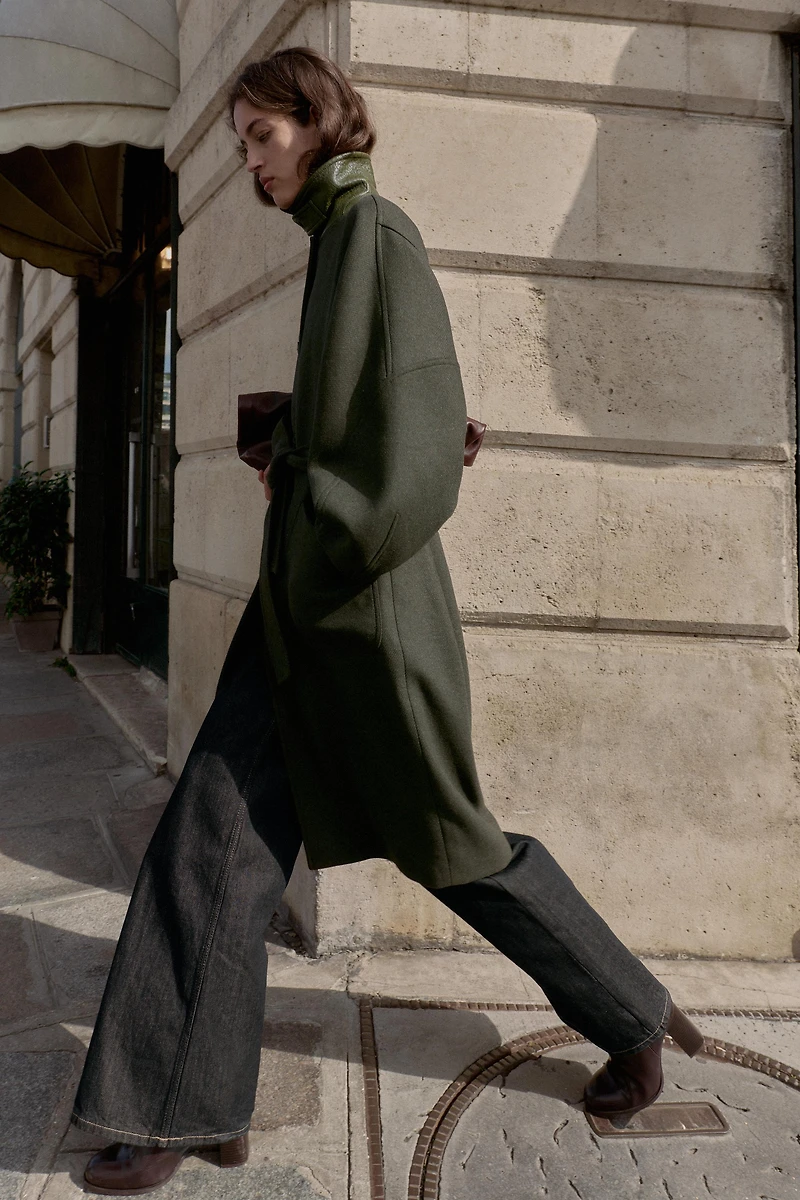 MANTEAU À MANCHES BALLON AVEC LAINE ET COL CONTRASTANT