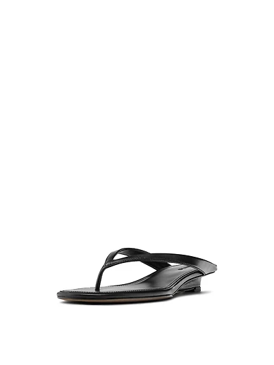 Mid-heel sandals with toe divider