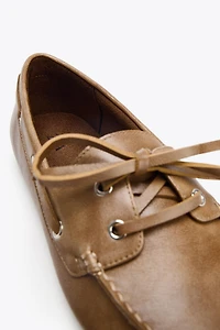 CHAUSSURES PLATES À LACETS