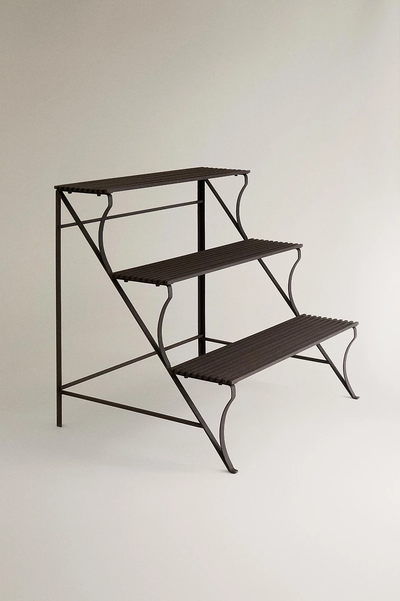 STORAGE UNIT WITH SHELVES