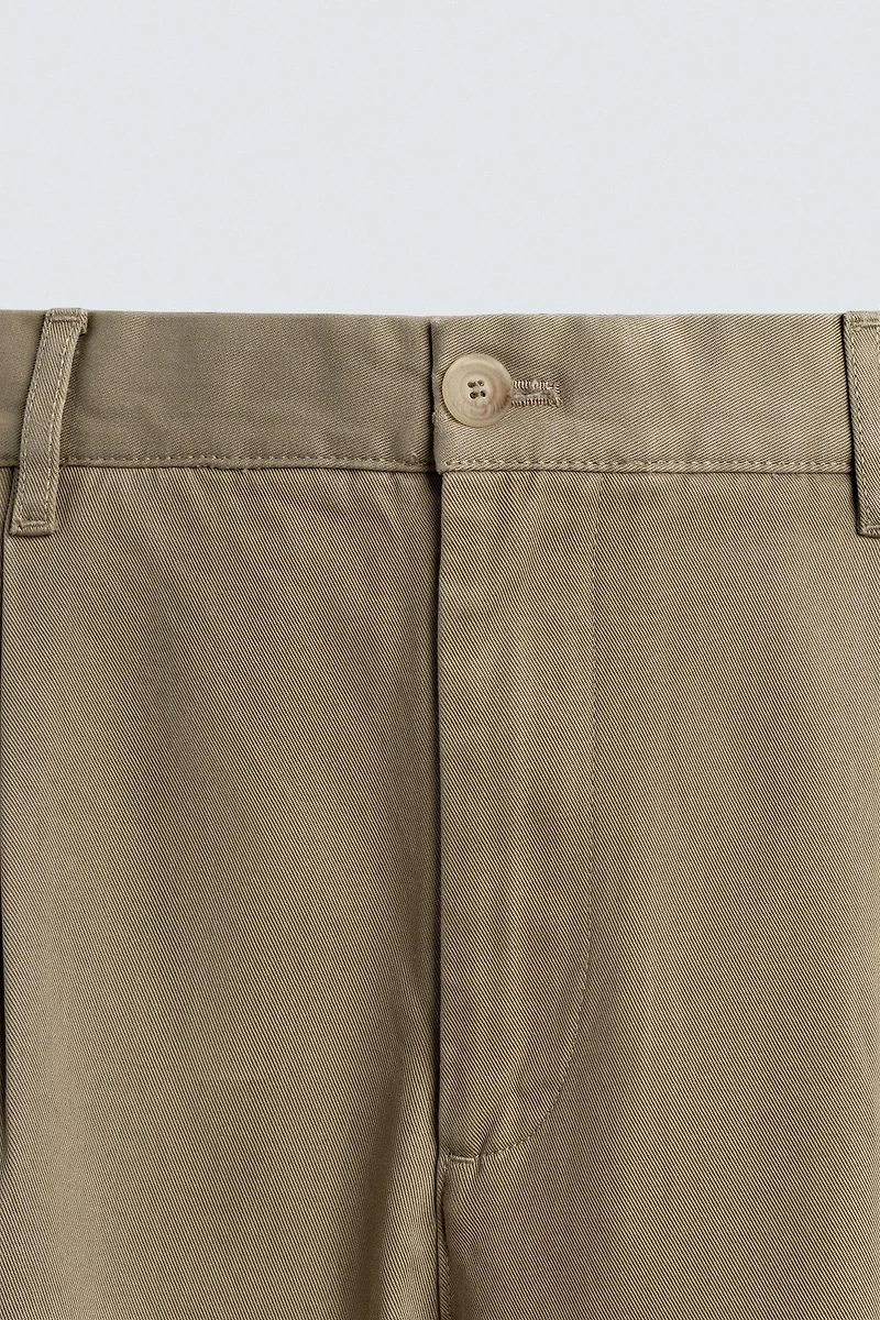 RELAXED FIT PLEATED CHINO PANTS