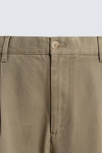 RELAXED FIT PLEATED CHINO PANTS