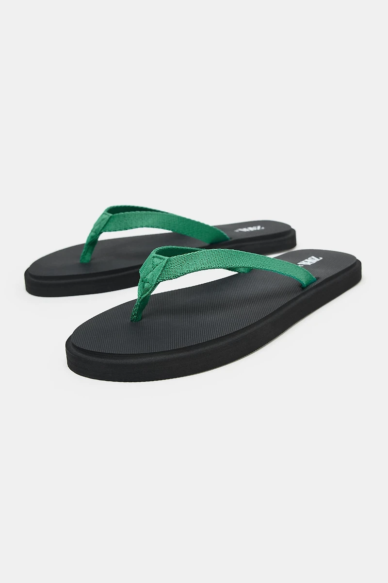 CONTRAST FLAT SANDALS