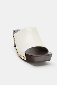CHAUSSURES COMPENSÉES EN CUIR À CLOUS ÉDITION LIMITÉE