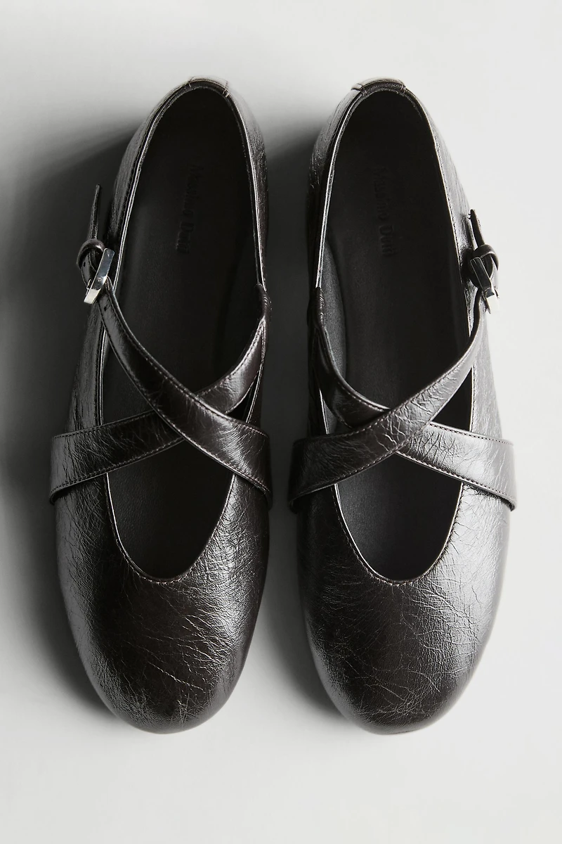 Ballet flats with criss-cross straps and buckle