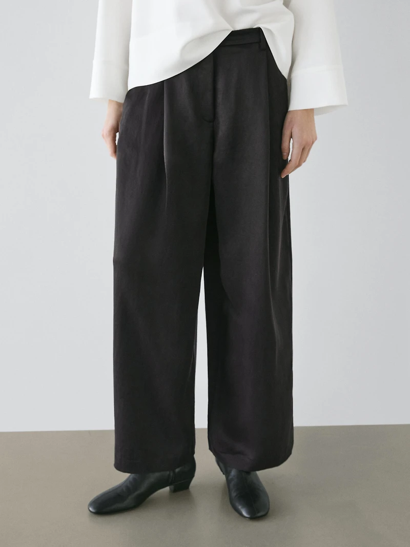 Flowing trousers with pleated details