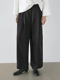 Flowing trousers with pleated details