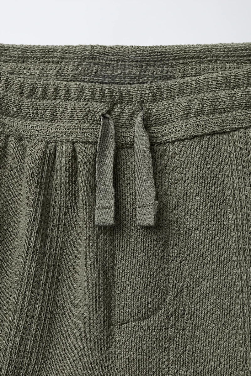 TEXTURED STRAIGHT SHORTS