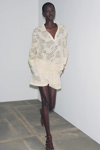ZW COLLECTION PERFORATED EMBROIDERY BERMUDA SHORTS