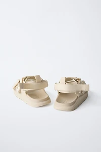 SANDALES À BRIDES