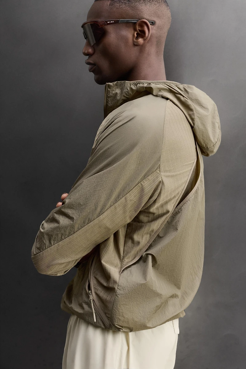 RUNNING WIND BREAKER WITH VENTS