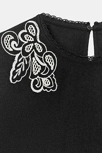 BLOUSE BRODÉE À MANCHES BOUFFANTES