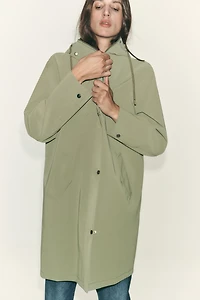 BLOUSON EFFET GOMME AVEC CAPUCHE