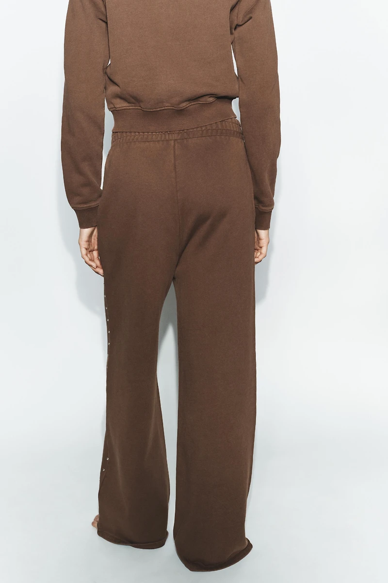 PANTALON EN MOLLETON EFFET DÉLAVÉ CLOUS