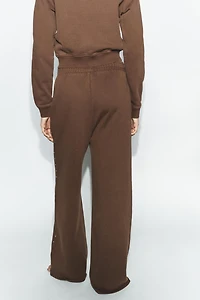 PANTALON EN MOLLETON EFFET DÉLAVÉ CLOUS