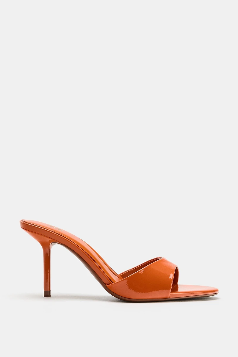 PATENT EFFECT HEELED SANDALS
