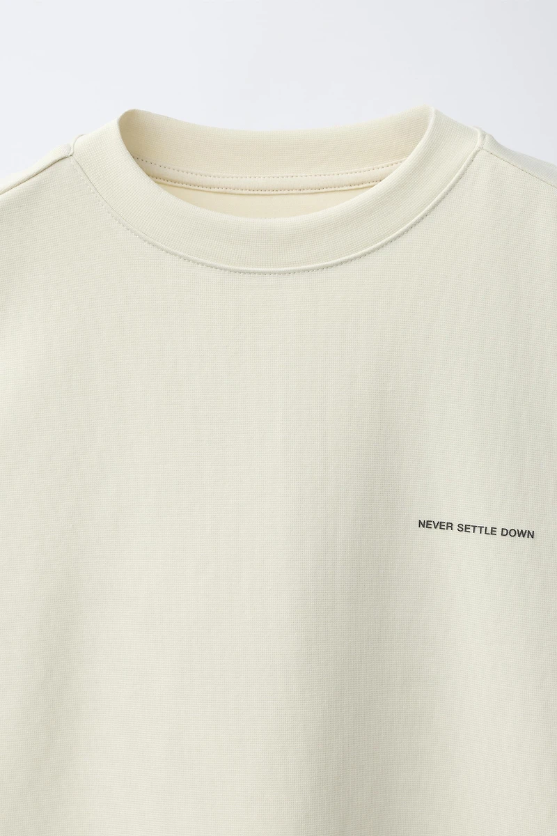 T-SHIRT À INSCRIPTION EN RELIEF MODAL