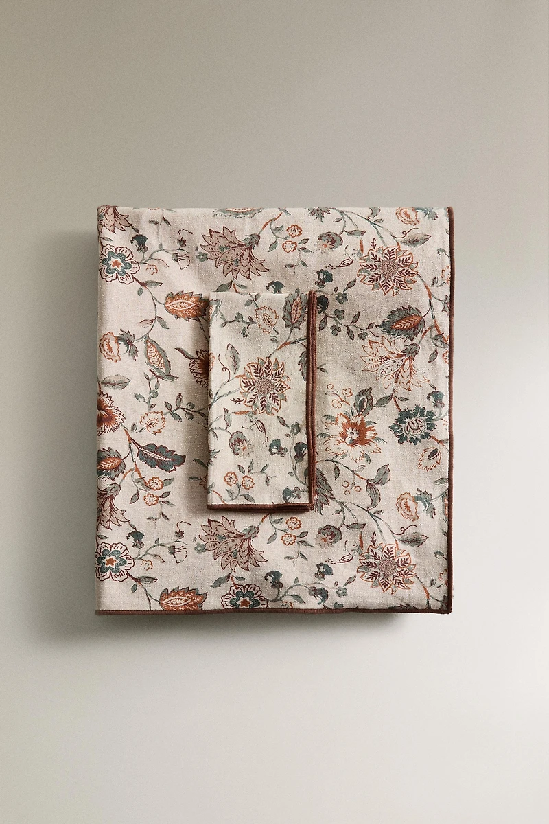 FLORAL PRINT TABLECLOTH WITH TOPSTITCHING