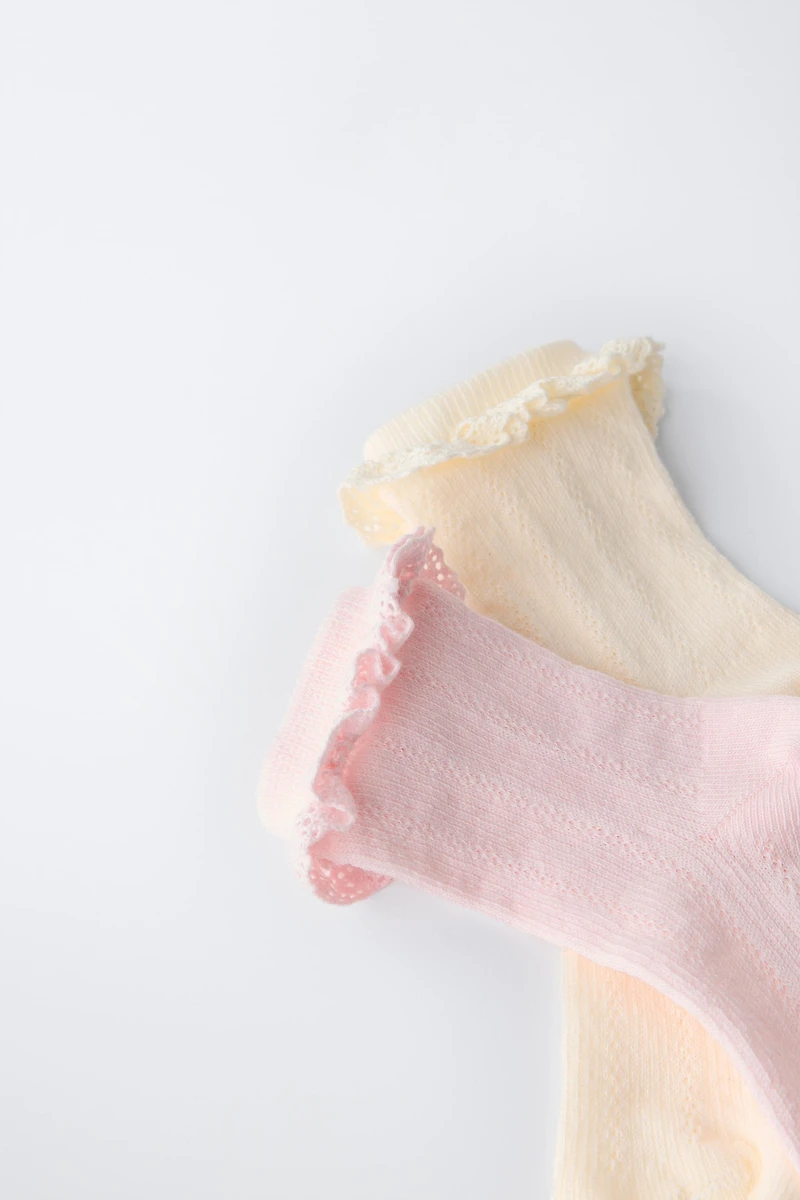 LOT DE DEUX PAIRES CHAUSSETTES COURTES À DENTELLE