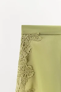 SHORT EN SATIN ET DENTELLE