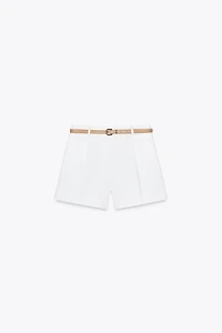 SHORT À PINCES ET CEINTURE