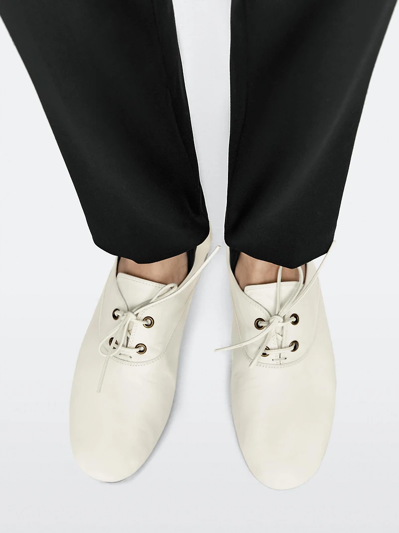 Soft leather lace-up shoes