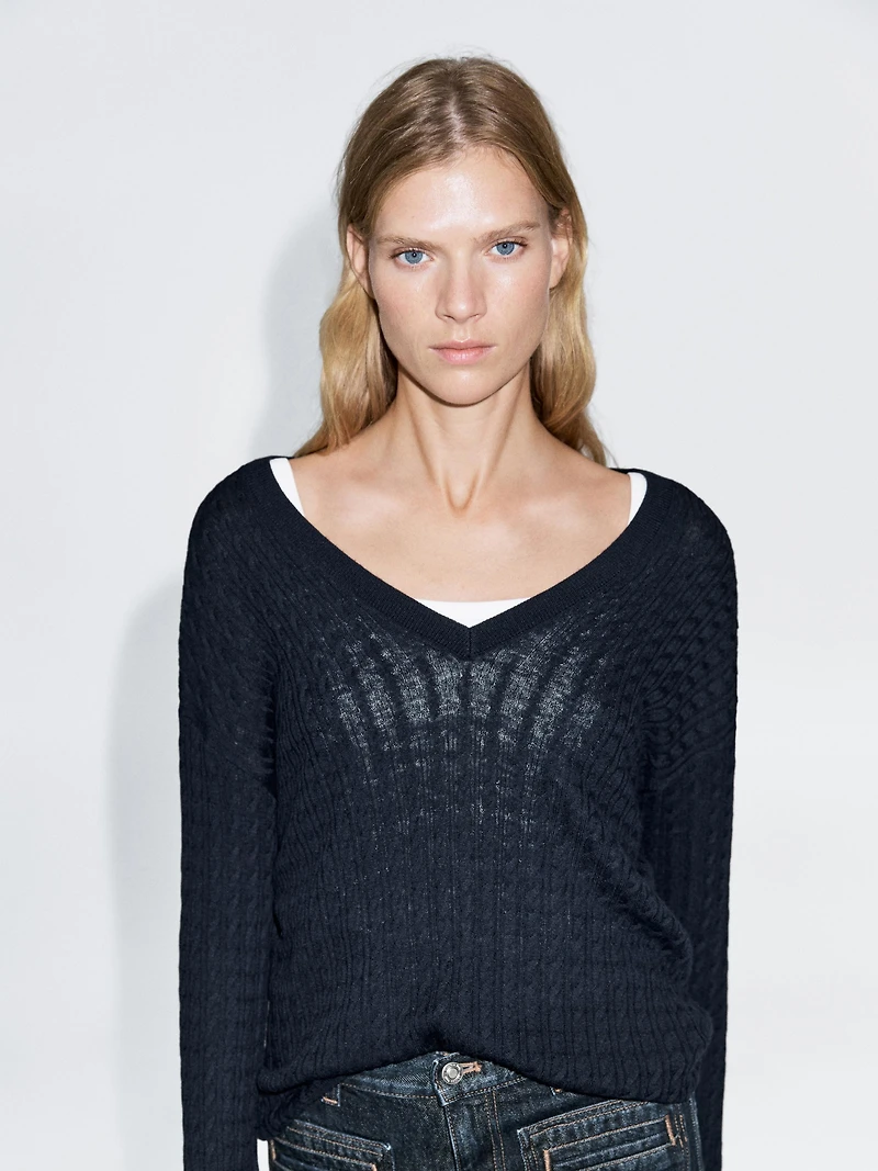 Pull en maille tressée à col V