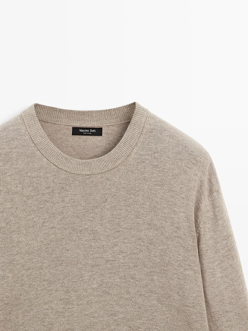 Crew neck knit sweater