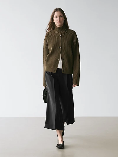 Flowing trousers with darts