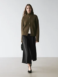 Flowing trousers with darts