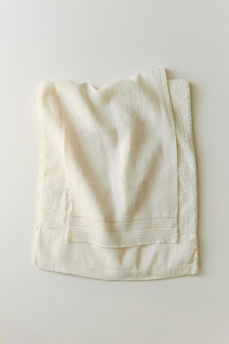 EMBROIDERED LINEN BORDER TOWEL