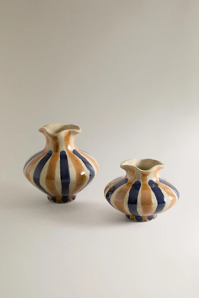 ROUND DECORATIVE CERAMIC VASE