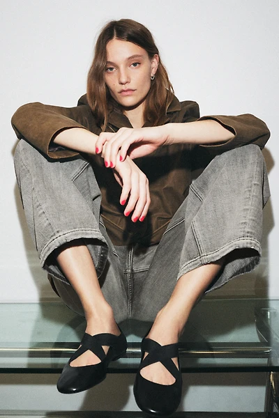 LEATHER BALLET FLATS WITH CROSSED ELASTIC STRAPS