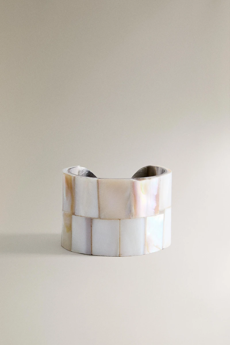 SET OF MOTHER-OF-PEARL NAPKIN RINGS (SET OF 4)
